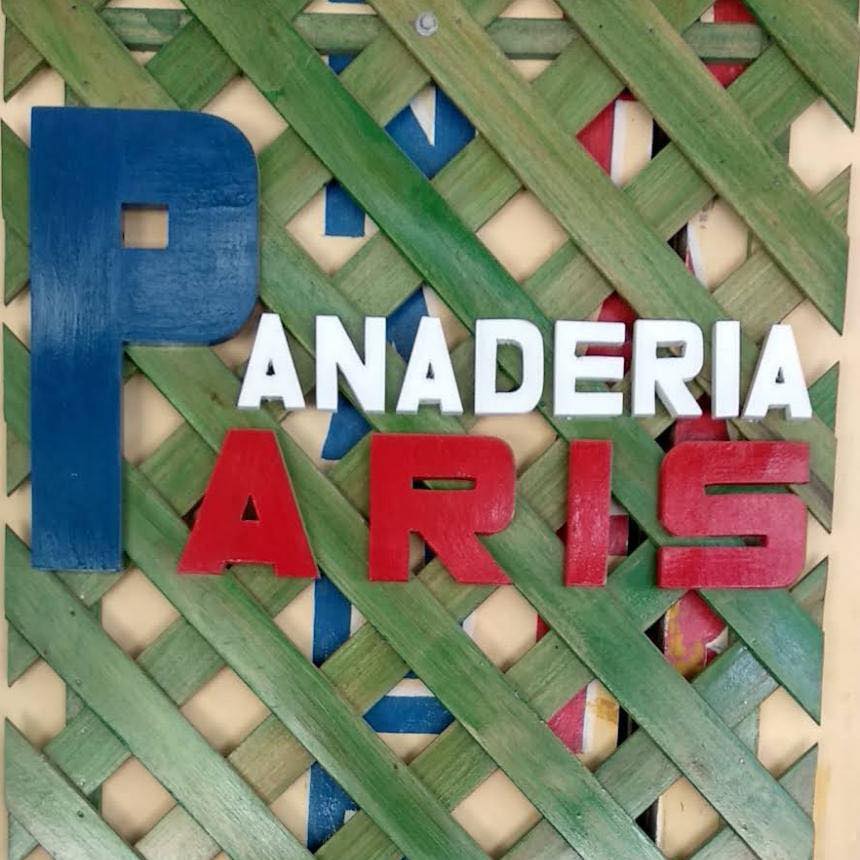 The charming exterior of Panaderia Paris
